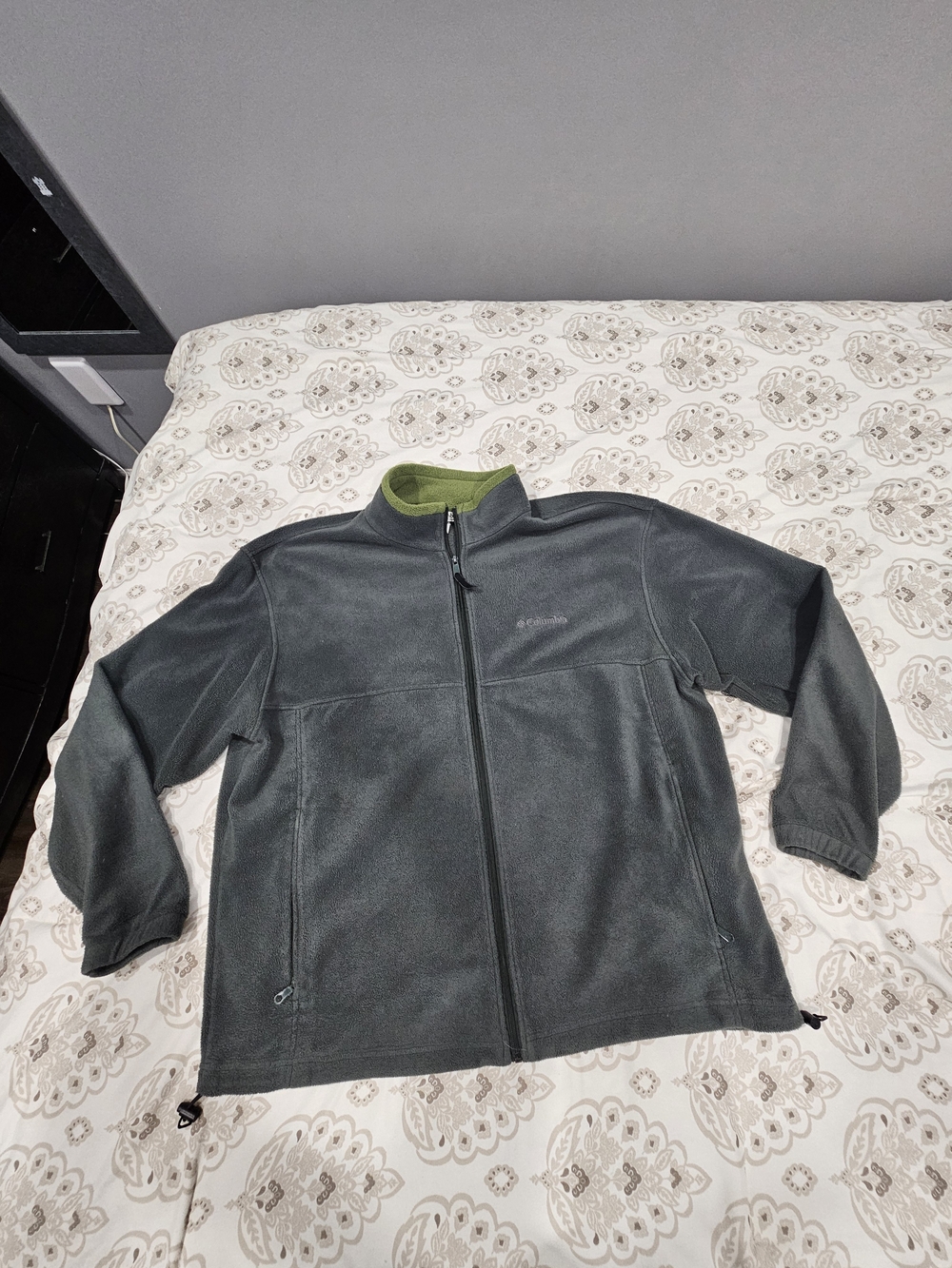 Columbia Men's Dark Gray Fleece Jacket with Green Collar